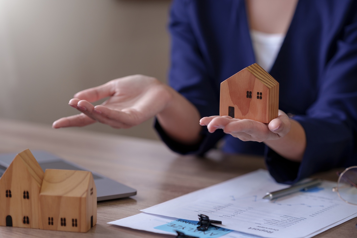 Female Real Estate Agent Offers Home Equity Loans To Clients Wit - Thargo Contabilidade