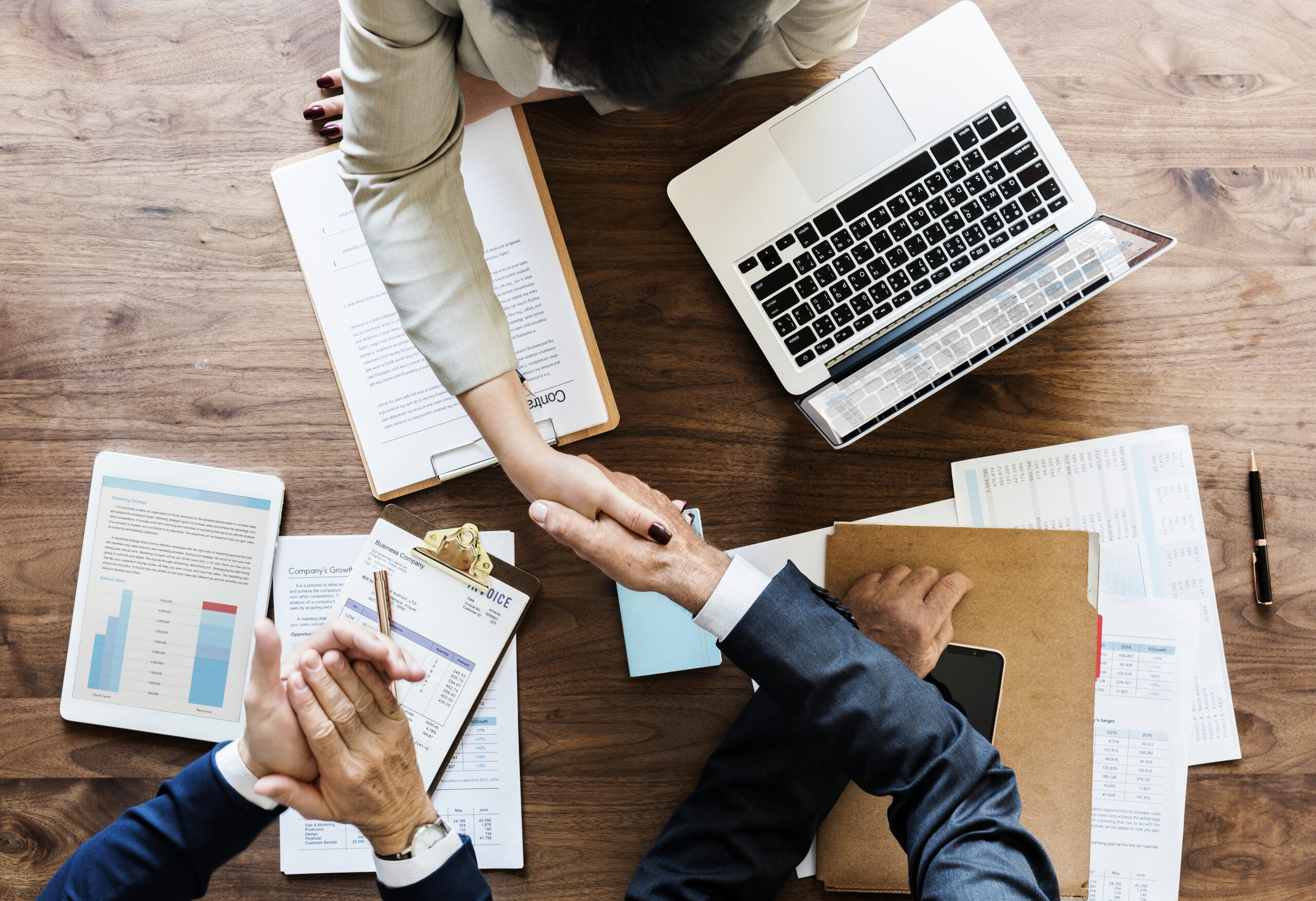 Business People Shaking Hands Together - Thargo Contabilidade
